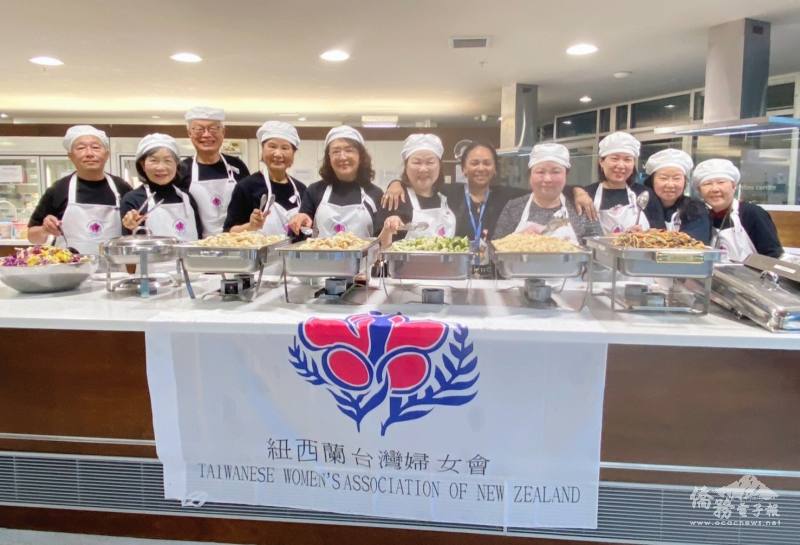 紐西蘭臺灣婦女會完成麥當勞之家義煮，等待病童及家屬來用餐（左6為婦女會會長陳姿穎）