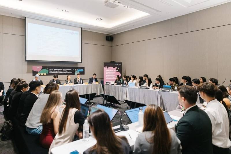 台北科技大學14日發布新聞稿，「2025 APEC青年培訓課程暨模擬會議」吸引來自15國、60名青年參與，在活動中進行APEC模擬會議，並獲得APEC官方正式支持。（北科大提供）