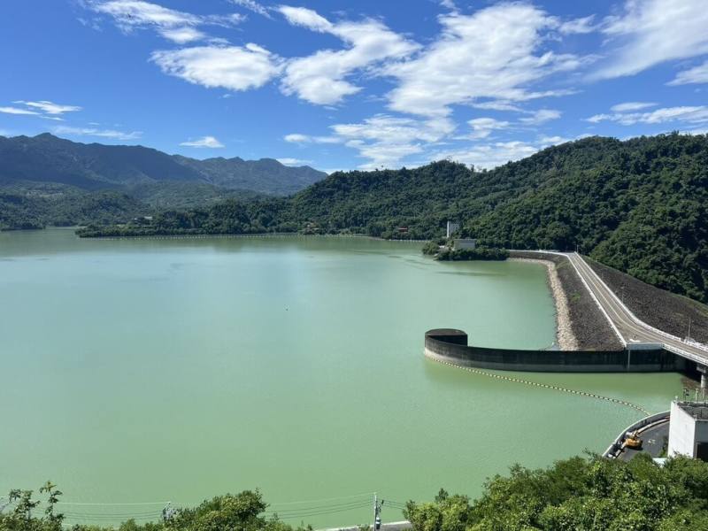 自颱風丹娜絲侵襲降雨，曾文水庫7月6日起持續調節性放水，直到8月13日晚上8時結束，連續39天放水總量約11億6000萬公噸，相當於13座南化水庫。曾文水庫14日仍在蓄滿狀態。（水利署南區水資源分署提供）