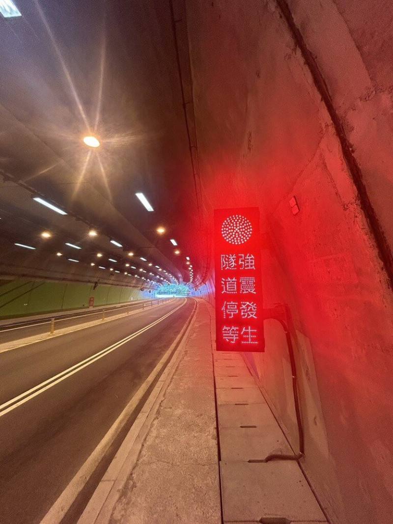 公路局於蘇花路廊仁水、大清水、崇德及匯德隧道試辦強震警示牌，發生預估規模5.0、震度4級以上地震，會警示用路人在隧道內停等，未來預計擴大沿線及台8線隧道設置。（東區養護工程分局金岳工務段提供）