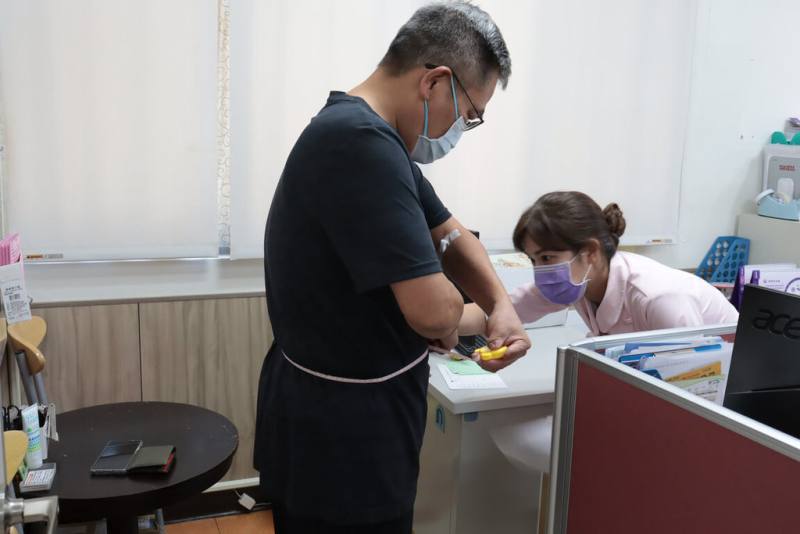 在彰化縣員林市賣鴨肉飯的藍偉洲（左）原本體重90公斤，因身體常不適，他參加彰化醫院減重班並搭配飲食調控，月甩10公斤，腰圍縮小6公分，他說，希望有健康身體能陪伴家人久一點。（彰化醫院提供）