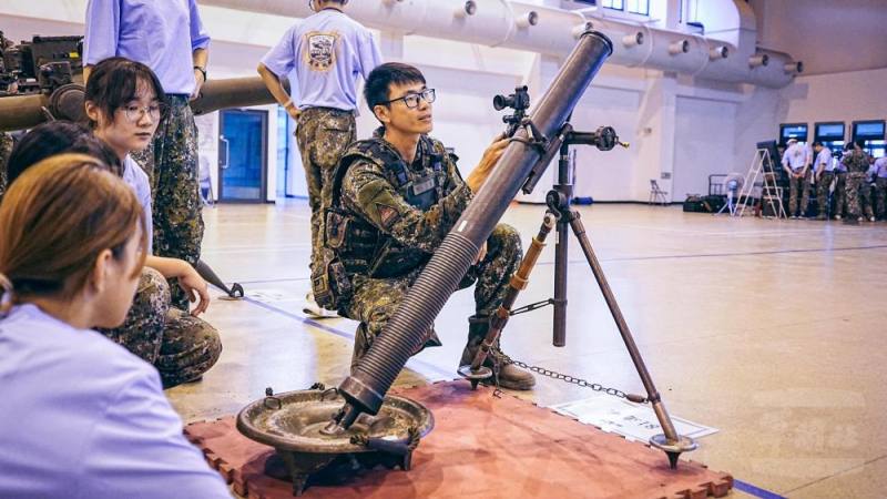 教官講解迫砲運作原理