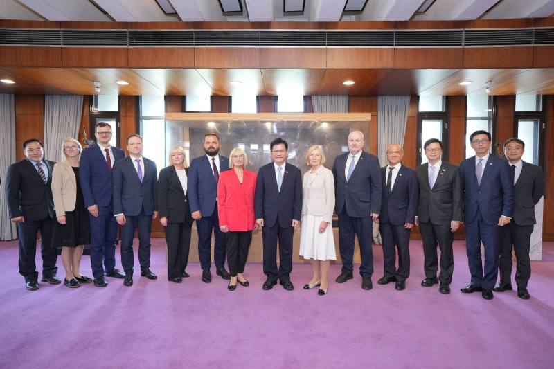 外交部長林佳龍與拉脫維亞國會友台小組訪問團合影