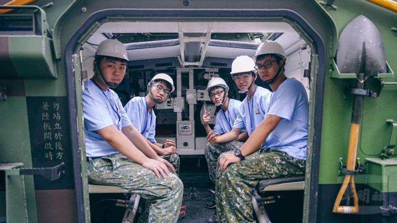 裝甲戰士戰鬥營學員體驗甲車試乘。（564旅提供）