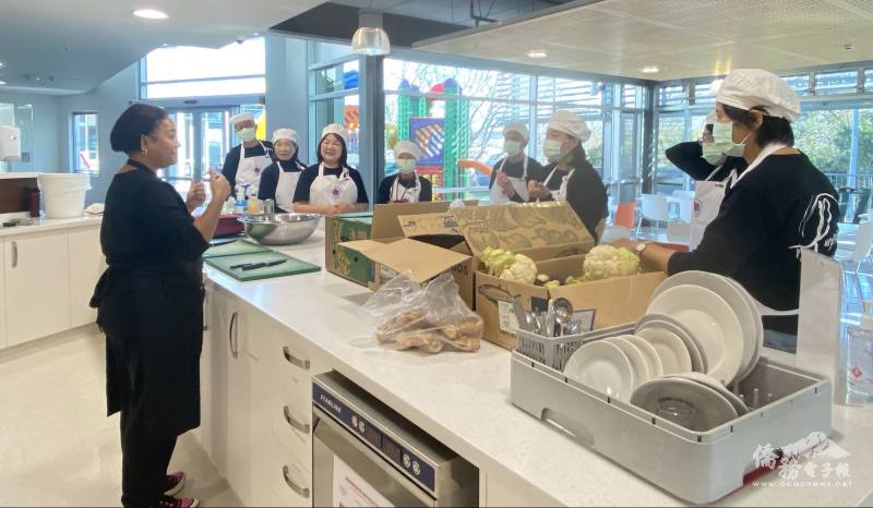 管理部經理Sindy交代工作守則