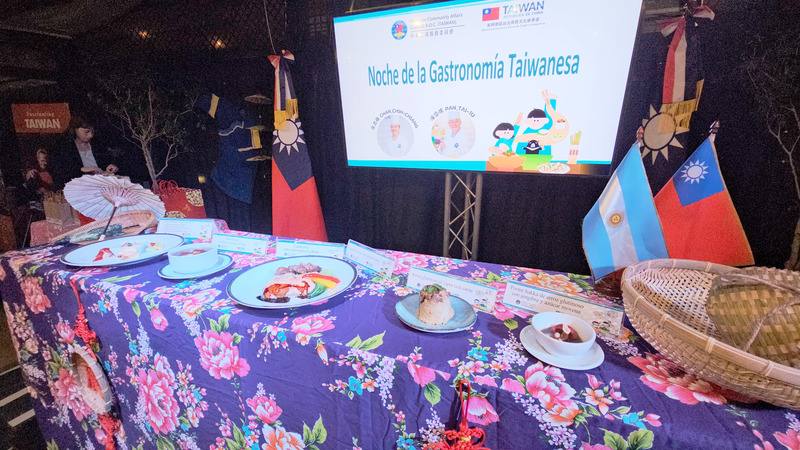 2025年台灣美食國際巡迴講座美洲線首站，主廚潘岱儒與詹志強在阿根廷五星級飯店端出國宴級菜單—「寶島風味前菜盤」、「阿薩姆香菇雞湯」、「山珍海味福壽全」、「臺灣味筒仔米糕」及「客家牛汶水」，博得外賓滿堂彩