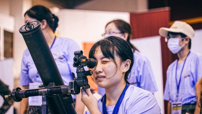 學員近距離體驗迫砲等裝備