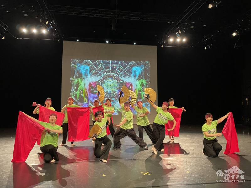 "Iron Fan and Flag" martial dance: Students displayed graceful agility and a commanding presence!