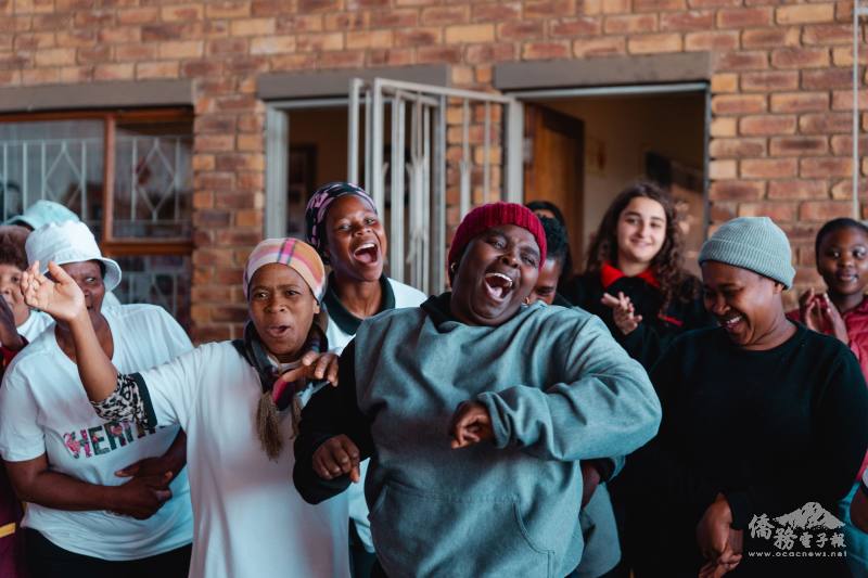 當地婦女們在活動中以歌舞表達感謝之情，現場洋溢著熱情與喜悅