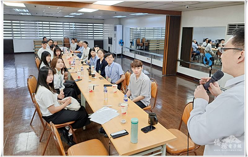 莊博智（持麥克風者）向團員介紹菲華文教中心業務範圍、項目、對象與使命