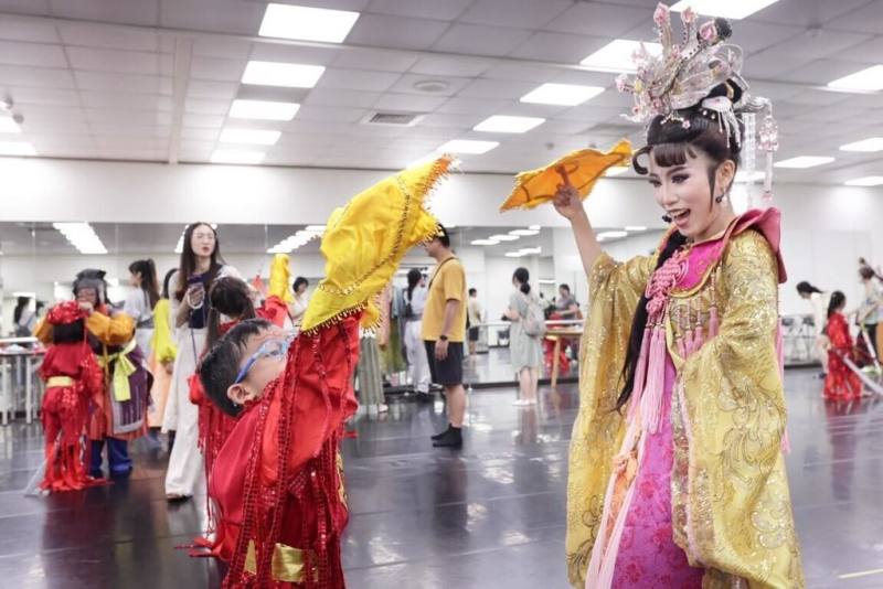 明華園戲劇總團近日在高雄展開戶外大型歌仔戲巡演，活動演出前皆有「千里路途三五步，百萬雄兵兩三人」戲劇體驗活動，現場將搭建專屬小舞台，由專業演員帶領觀眾認識歌仔戲的角色與道具。（高雄市文化局提供）