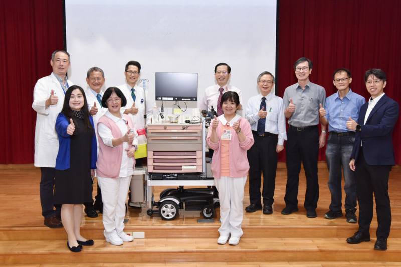 台灣師範大學和馬偕醫院14日共同發表「AI智慧護理車」，具備自主導航、語音互動與AI分析能力，可減輕護理人員日常負擔、提升照護品質。（台師大提供）