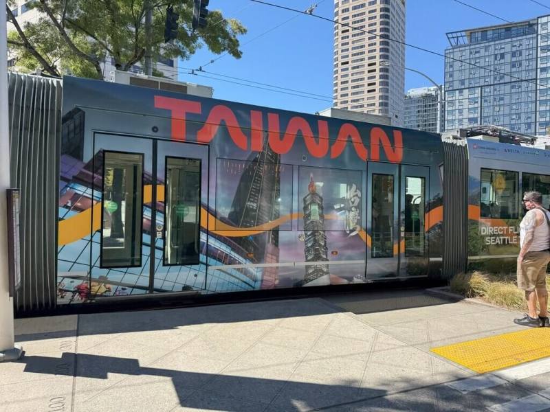 觀光署為提升台灣觀光，將西雅圖電車包裝成阿里山小火車造型，並在車身中融入台灣代表性美景。（TTIC提供）