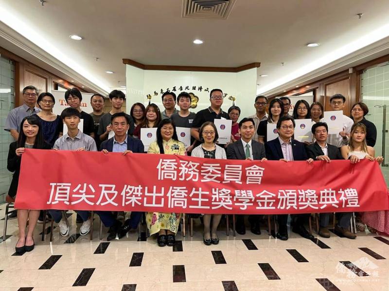 出席「2025年僑委會頂尖及傑出僑生入學獎學金頒獎典禮」人員合影，坐者左起為宋怡穎、張居易、彭慶和、林汶珊、葉非比、廖建勛、趙健強、陳文翰、謝芊怡