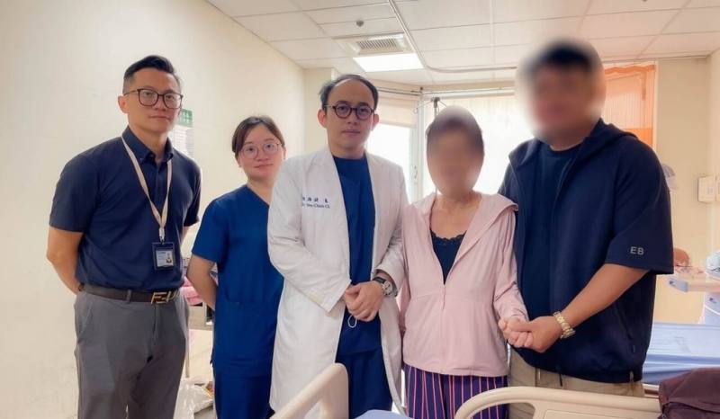 衛福部苗栗醫院胃腸外科醫師兼癌症中心副主任陳雁捷（左3）14日分享案例指出，香港72歲婦人（右2）檢查發現胃部有13公分巨大胃基質瘤，決定跨海來台治療，術後恢復良好，住院2週順利出院，婦人也大讚台灣醫療服務的高品質與溫暖。（衛福部苗栗醫院提供）