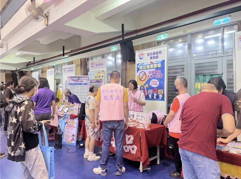 彰化縣政府16日將在秀水高工舉辦2025年第5場就業博覽會，邀請37家優質廠商將提供超過1200個工作機會，歡迎有需求民眾把握機會。圖為2025年7月在北斗鎮舉行的就業博覽會活動情形。（彰化縣政府提供）