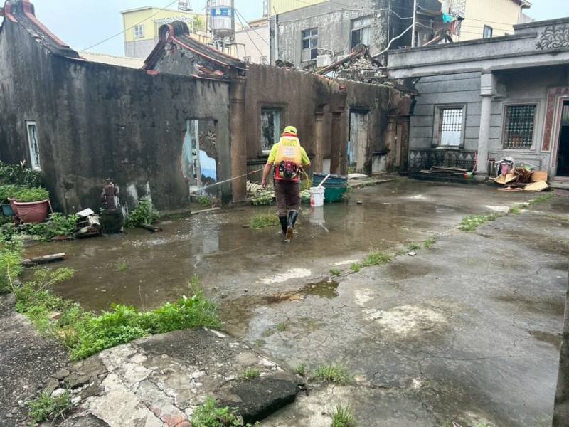 圖為防疫人員執行風災後防治作業。（高雄市衛生局提供）