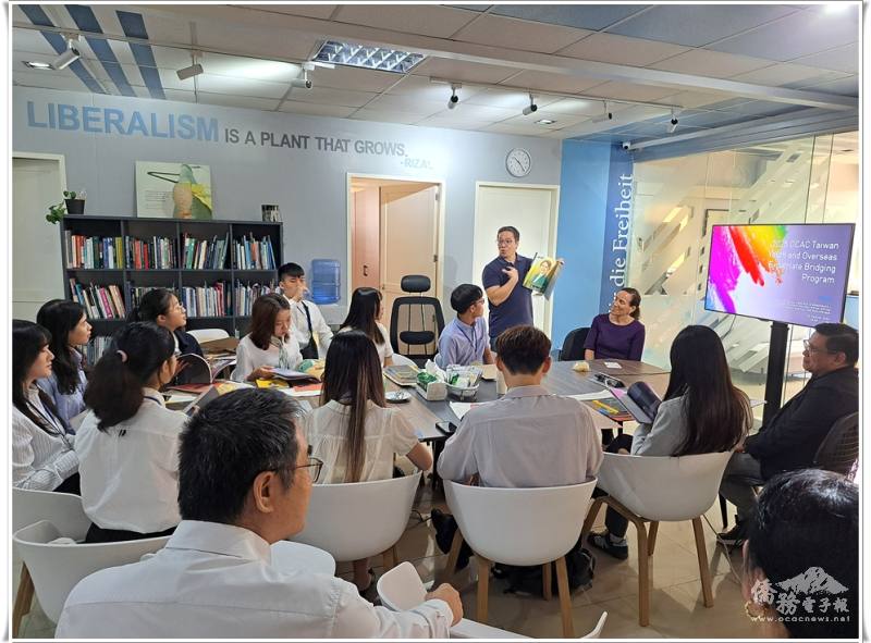 團員聚精會神聆聽亞洲自由民主聯盟計畫經理Paolo Zamora(站立者)解說聯盟歷年活動及多項推動計畫