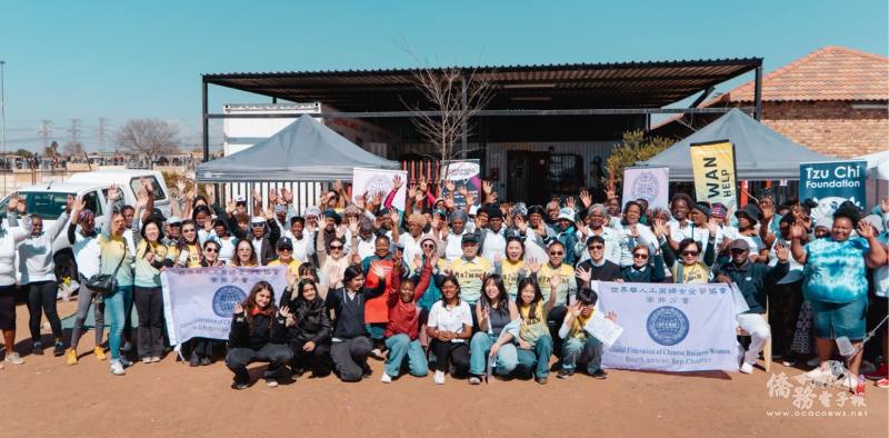 世華南非分會、南非約堡慈濟基金會、Crawford 國際學校志工與 Tsepang 關懷中心成員齊聚合影