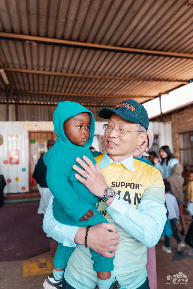 駐南非代表處大使廖文哲關懷社區孩童