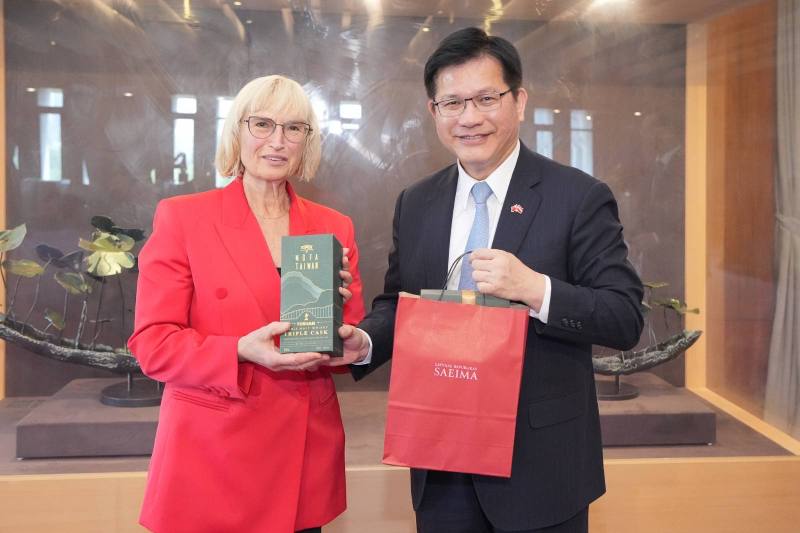 外交部長林佳龍致贈拉脫維亞國會友台小組主席齊翠蓮（Ingrīda Circene）台灣特色禮品