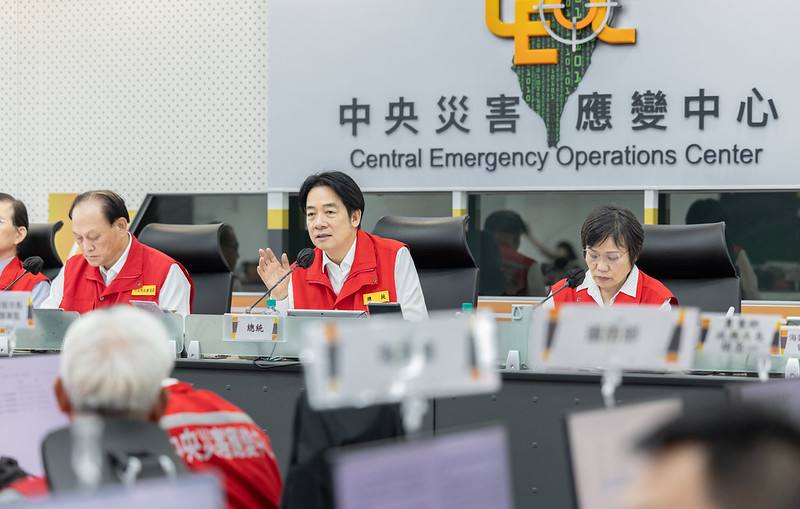 賴清德總統13日下午前往中央災害應變中心，視察楊柳颱風防災應變整備工作，感謝相關單位善盡職責，協助地方縣市解決災情