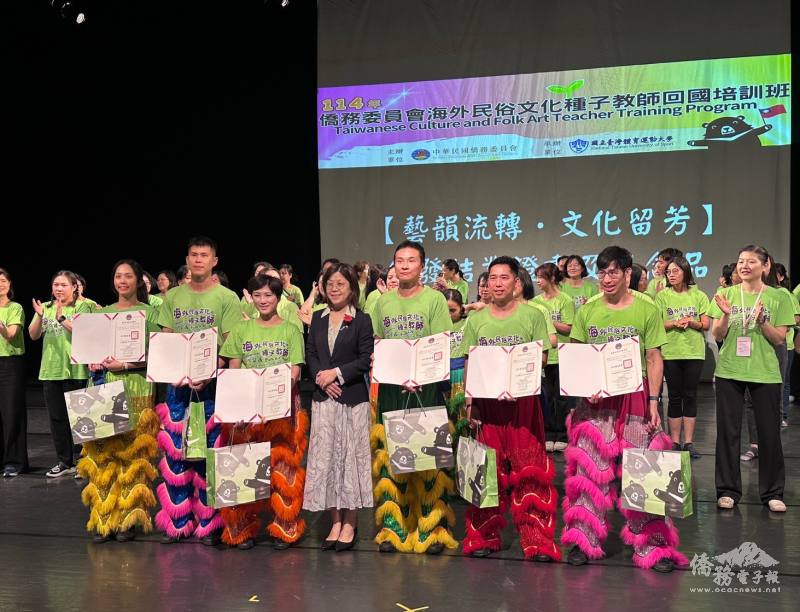 Chi-Jung Lin, Director General the OCAC’s Department of Overseas Compatriot Education Affairs, takes a commemorative photo with the graduating students.