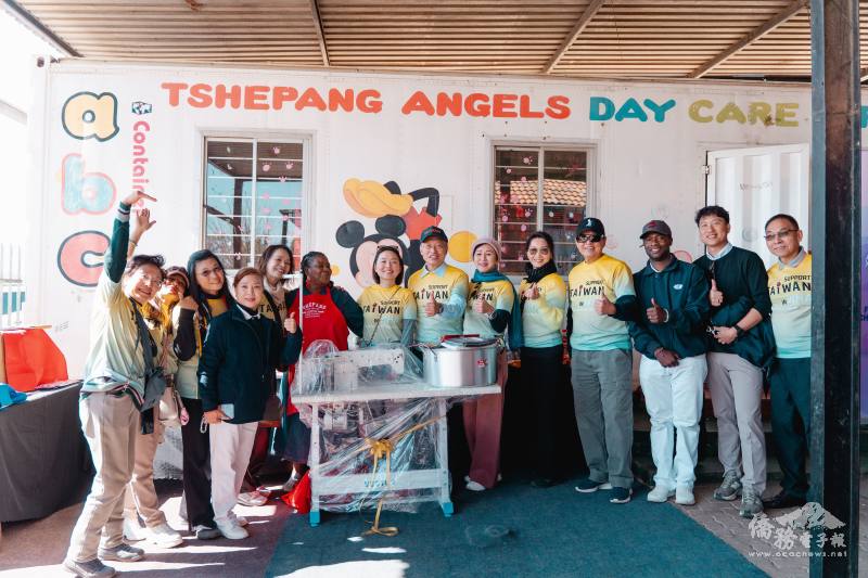 世界華人工商婦女企管協會南非分會致贈新縫紉機，支持Tsepang關懷中心婦女技能培訓與自立發展