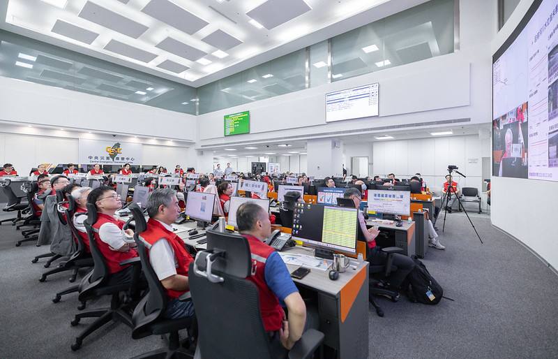 總統抵達後首先聽取簡報