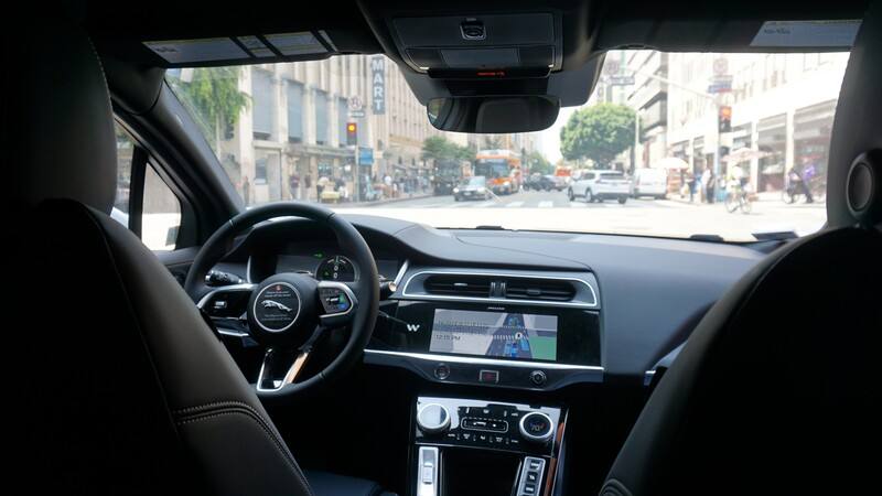 Google母公司Alphabet旗下的無人駕駛叫車服務Waymo在洛杉磯擴大營運範圍。圖為Waymo無人駕駛計程車上路情形