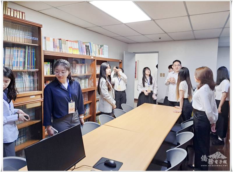 團員參觀中心圖書館並聆聽菲華文教中心主任莊博智說明與介紹