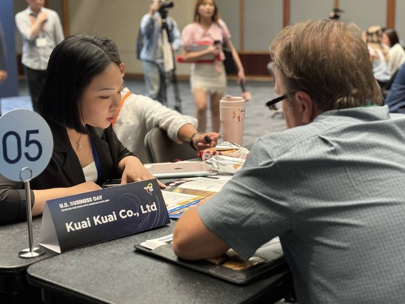 乖乖採購部副理劉郁（左）14日表示，首次赴美參加採購活動，已與美國機器設備、馬鈴薯原料供應商等洽談，也希望藉由這次赴美推廣乖乖品牌