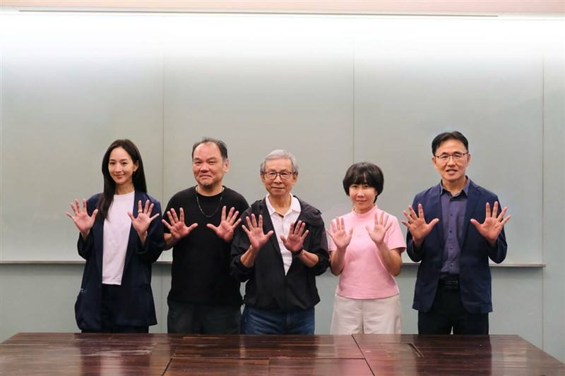 Actress Janine Chang (from left), National Chung Cheng University professor Kuang Chung-hsiang, director Wu Nien-jen, former director of the National Taiwan Museum of Literature Nikky Lin and writer Tsai Chi-hua hold up 10 fingers in this undated photo as