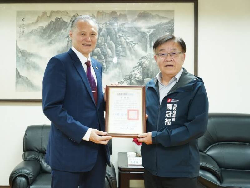 兆豐銀行與高雄市地政局推動「地籍異動即時通」服務，強化不動產交易安全，圖為兆豐銀行南區營運中心營運長馬孝親（左）、高雄市政府地政局局長陳冠福（右）。（兆豐銀行提供）