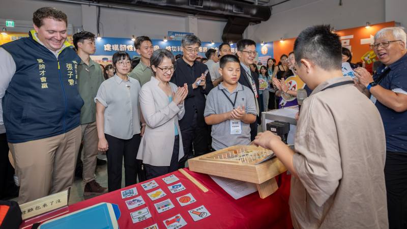 副總統與現場貴賓一同參觀會場攤位，了解防災教育推廣的相關資訊與體驗活動