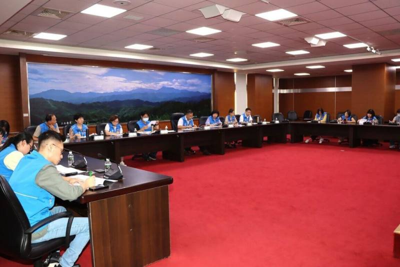 因應美國對等關稅衝擊，苗栗縣政府14日召開「美課關稅-苗栗行動方案」跨局處啟動會議，研商縣府整體因應對策，會中確立7大工作重點。（苗栗縣政府提供）