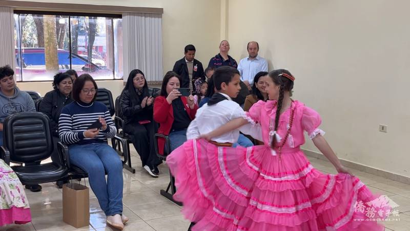 明加瓜蘇的小朋友帶來傳統舞蹈表演