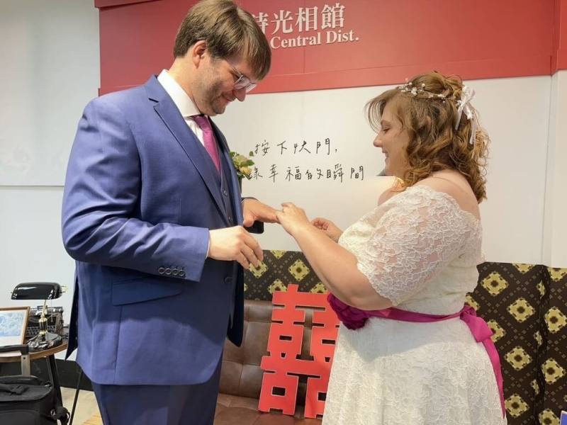 德國女孩Greta（右）愛上台灣，帶男友Martin（左）赴台登記結婚。這對新人14日在台南市中西區戶政事務所完成登記，洋溢幸福喜悅。（觀光署法蘭克福辦事處提供）