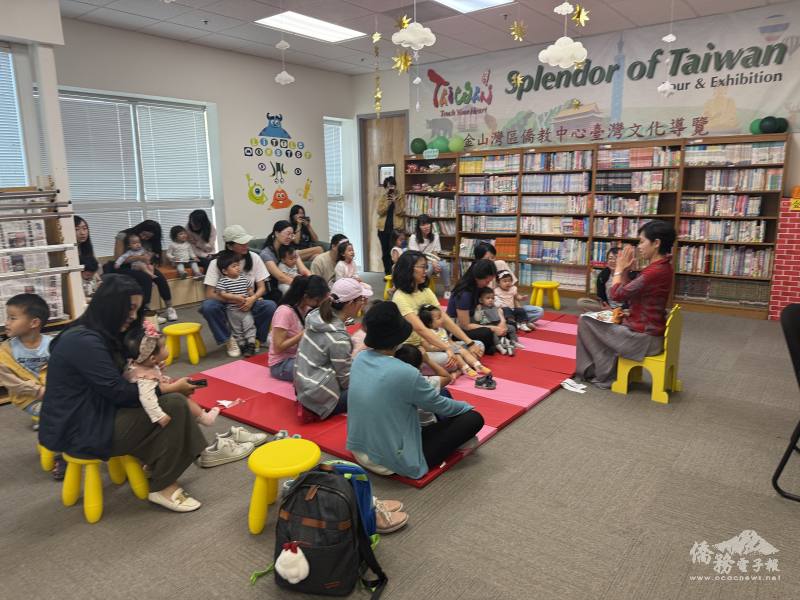 小朋友聆聽東灣台灣同鄉會會長柯伊芳說故事