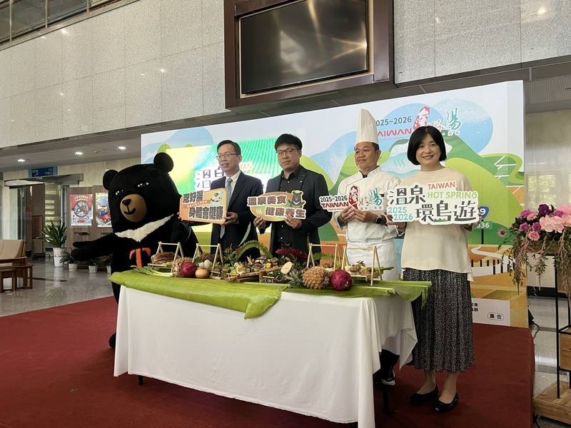 交通部觀光署15日舉辦「2025-2026台灣好湯全區行銷」記者會，署長陳玉秀（右1）說，這場橫跨北、中、南、東，串聯全台19大溫泉區的台灣好湯活動，將於9月6日正式啟動