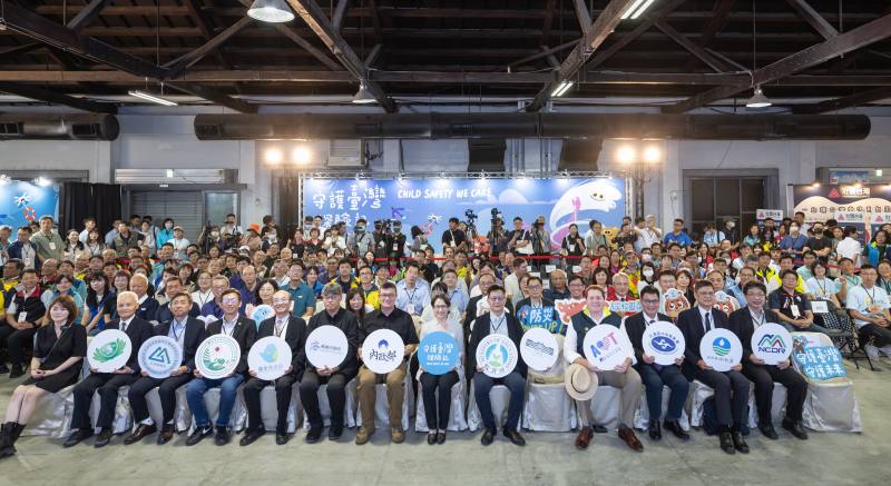 副總統與現場貴賓一同合影