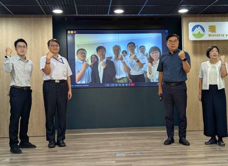 環境部15日舉辦「聯合國塑膠公約INC-5.2會議階段性進度說明」記者會，部長彭啓明（右2）表示，台灣推動減塑的決心堅強，會透過系統性、商業化的結構讓它發生