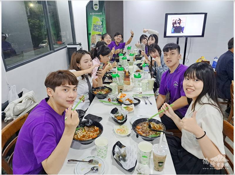 搭僑計畫夥伴們品嚐i僑卡特約商店「二嫂企業」（Ersao）」餐點讚不絕口