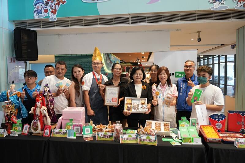 雲林縣政府攜手斗南、北港等4大商圈推出系列活動，自9月14日起將陸續推出不同特色主題，雲林縣長張麗善（前右3）15日出席記者會，歡迎民眾共襄盛舉