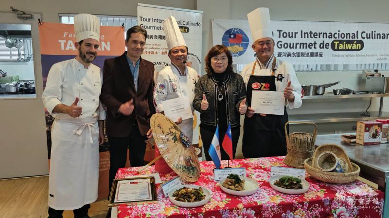 駐阿根廷大使謝妙宏(圖右2)、潘岱儒(圖右1)、詹志強(圖左3)與杜馬斯廚藝學校代表們在講座現場合影，象徵臺灣與當地廚藝界的持續文化交流與合作