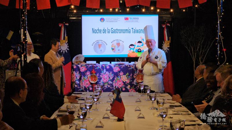 主廚潘岱儒(圖右1)、詹志強(圖左1)12日在布宜諾斯艾利斯五星級洲際飯店向賓客介紹臺灣國宴料理