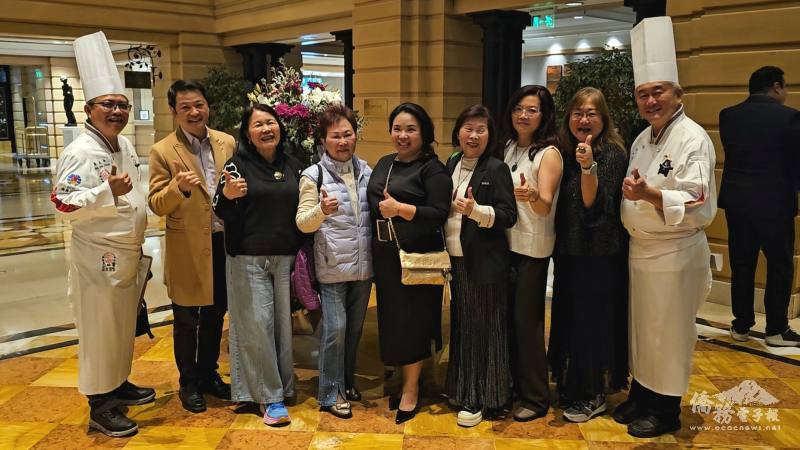 世華阿根廷分會提供料理設備與協助翻譯，支援晚宴與廚藝講座的順利進行，圖為潘岱儒、詹志強與世華志工們合影