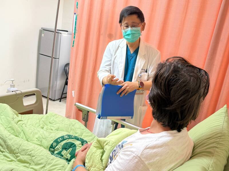 台中40多歲貨運司機日前開車上班途中，手腳突麻木沒力氣，送醫檢查發現腦幹出血，立刻收治加護病房。李綜合醫院神經內科醫師李偉裕說明病情