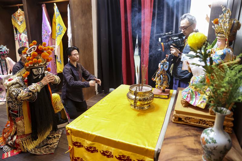 當代傳奇文化藝術基金會14日在新北市板橋放送所舉行「傳奇梨園」開箱古禮迎接祖師爺唐明皇移駕記者會，董事長吳興國（左）帶隊恭迎梨園祖師爺唐明皇