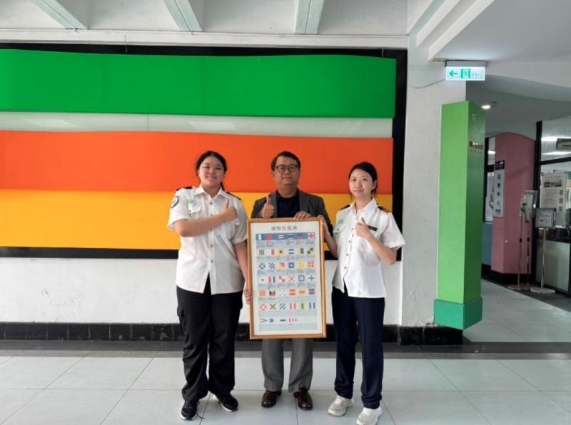 台北海洋科技大學校長呂耀志(中)與獲選萬海小海星—邱紫晴同學(左一)